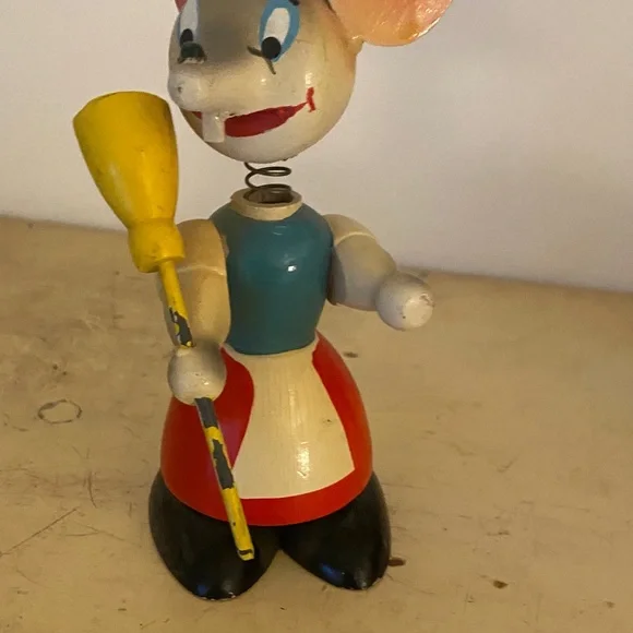 Vintage mouse holding a broom - Picture 6 of 8